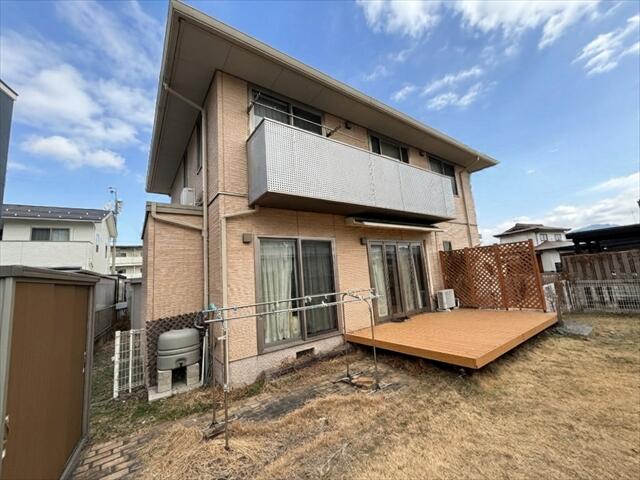 南側に面した明るい外観。