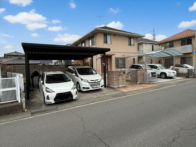 カーポート4台分確保。
