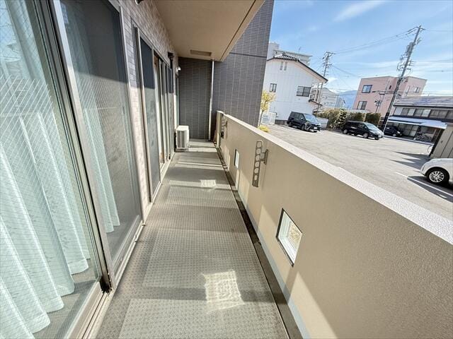 南向きのバルコニー。洗濯物もゆったり干せる奥行きがあります。