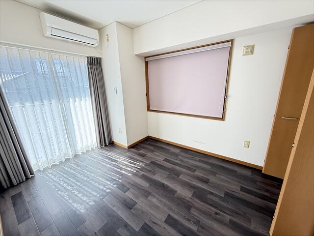 大きな掃き出し窓から光が入る洋室。エアコン設置済みです。