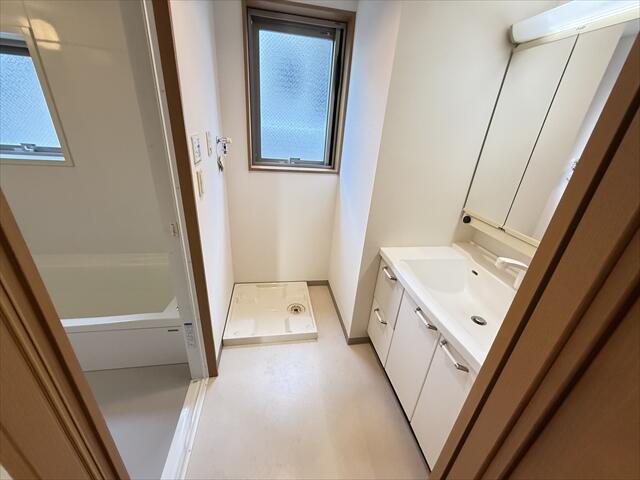 窓付きの洗面脱衣室。自然光が入り明るい空間です。