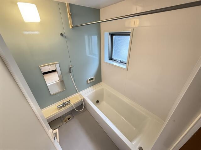 窓付きの浴室。換気もしやすく清潔感があります。