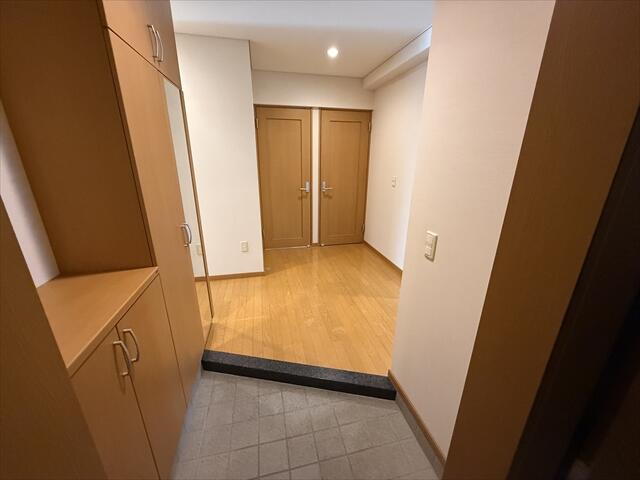 収納付きの玄関。靴や小物をすっきり整理できる空間です。