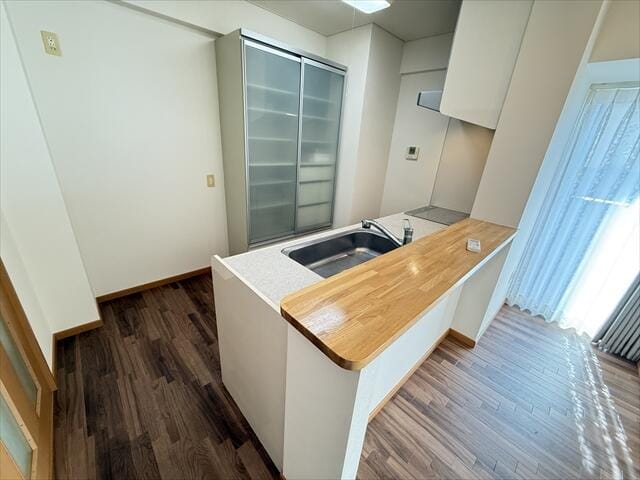 カウンター付きキッチン。家族の様子を見ながら料理ができます。