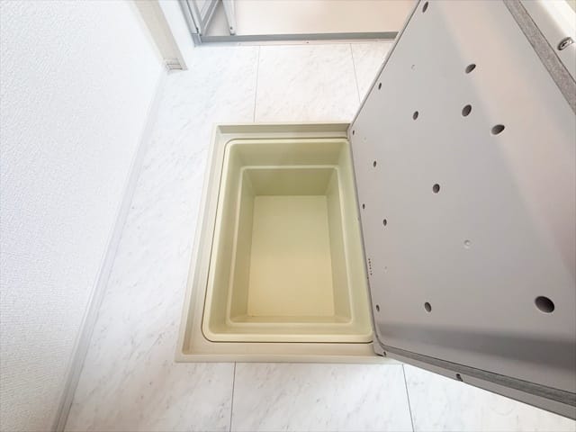 お風呂の前にこんな床下収納がございます。シャンプーなどの詰め替えを入れておくことで必要な時にお風呂場から取り出すことが出来ます。