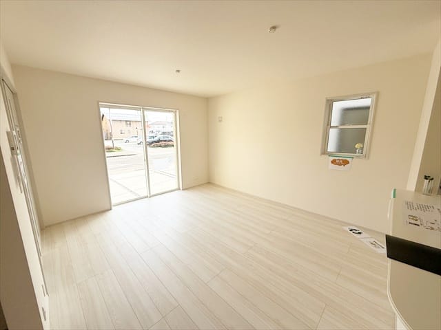 南側から明るい陽射しが射し込んでくる快適なリビングです。