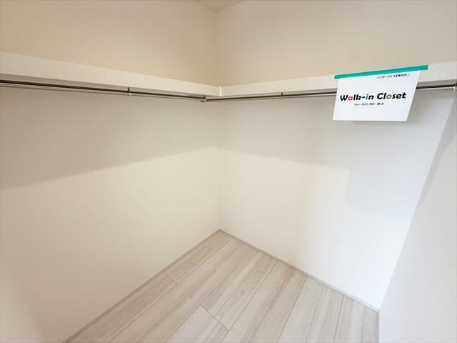 大容量のウォークインクローゼットがございます。朝ここに入って何を着ていくか考える時間が楽しくなりそうですね。