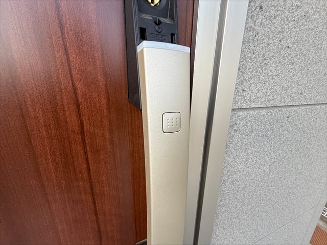 玄関ドアはカードキーのタッチで解錠可能です。いつの間にそんな便利な時代に!?