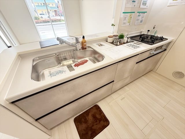 そんなリビングを見渡すことが出来る対面キッチン仕様となっております。