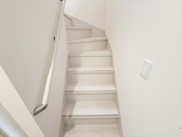 階段部分は手すりもついていますので安心ですね。