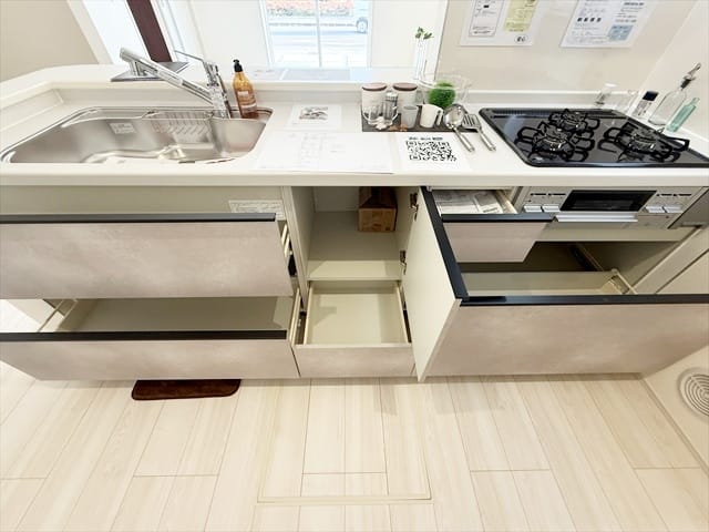 キッチン収納も大容量となっております。意外とかさばるフライパンやお鍋もしっかり収納することが出来ますね。