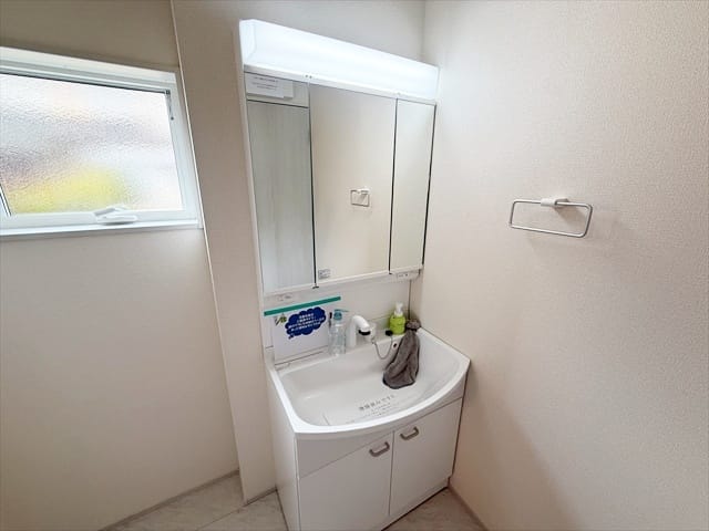 洗面台は鏡が大きく朝の身支度がしやすいですね。