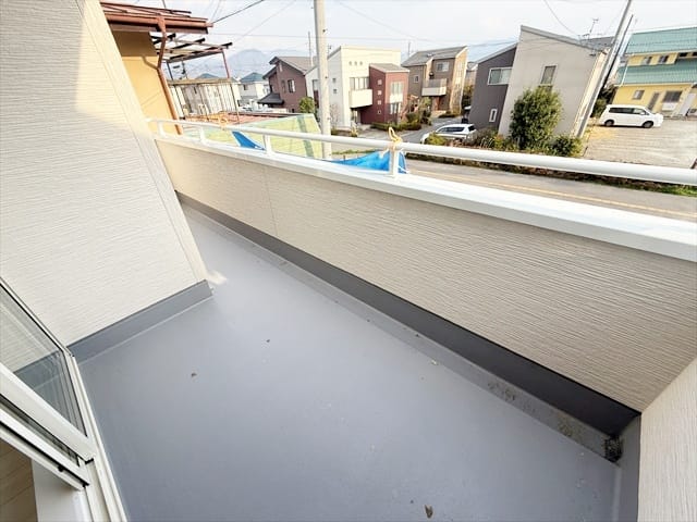 バルコニーは陽当たり良好です。隣のお部屋にも繋がっています。