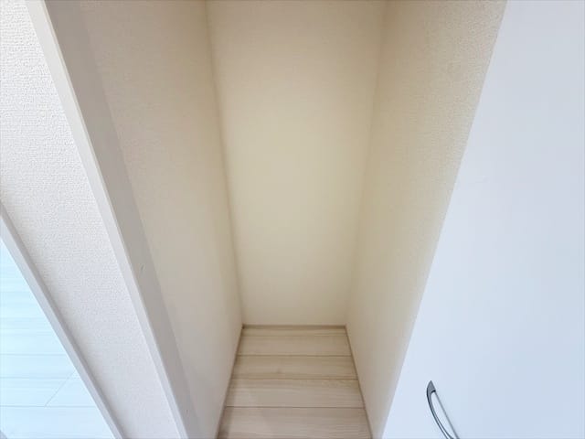 2階の廊下にも収納スペースがございます。これは意外と便利で掃除機などを置いておくことが出来ます。こういうご家族共有の収納スペースはお家にないと困りますね。