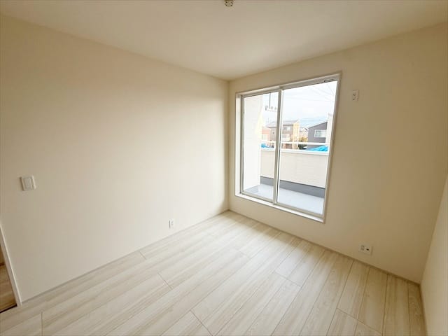 こちらのお部屋からバルコニーに出られます。