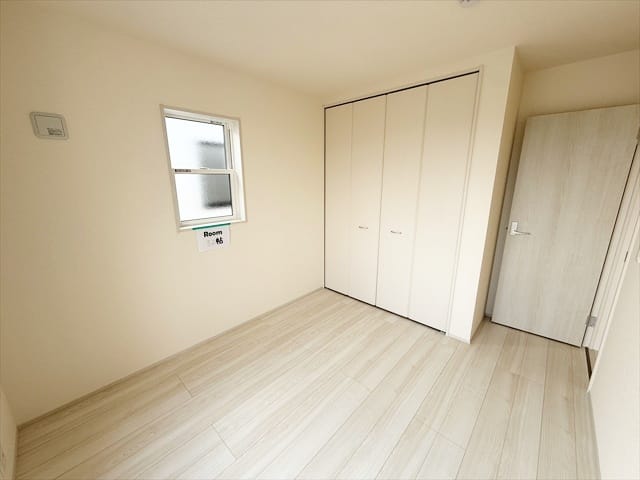 次のお部屋は南西のお部屋5.2帖でございます。