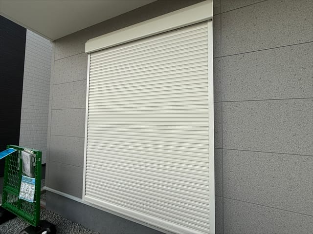 リビングの窓にはシャッター雨戸がついております。なので私みたいな変な人が入って来れないように・・・って変ではないですからね、本当に!