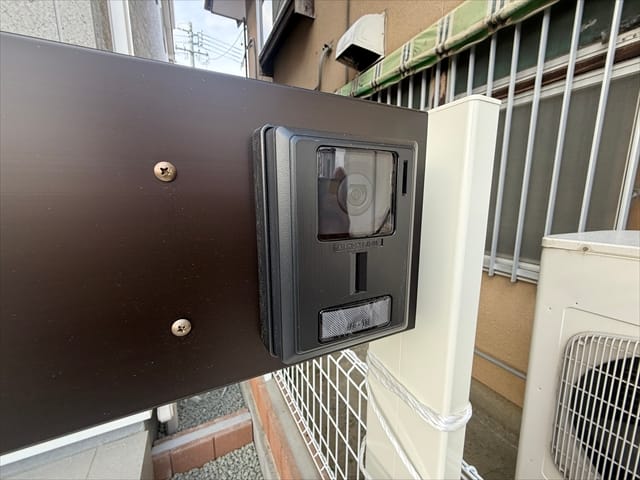 モニター付きインターホンもございますので、不審者や変な訪問販売の場合は出ないように出来ます。今は変な人が多いと聞きますので大事な設備ですね。私は変な人ではないですよ。本当に!(笑)