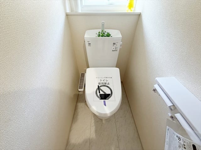 トイレは1階と2階にそれぞれあります。1人になりたい人が2人いた場合も安心ですね。(笑)