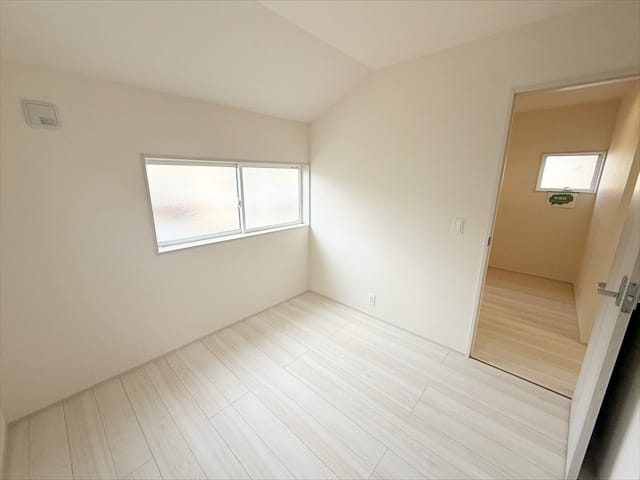 階段から1番近いお部屋は4.5帖の洋室です。