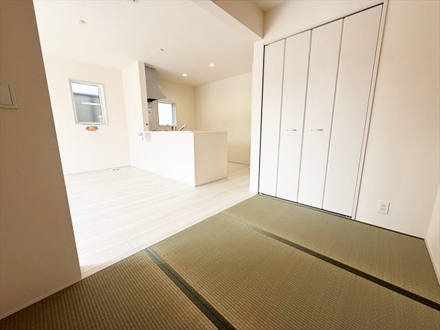 リビングに隣接する形で和室がございます。様々な用途にお使い頂けます。例えば・・・私には今のところお昼寝スポットにしか見えません・・・