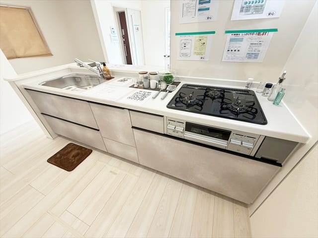 いたずらしているお子さんをすぐに見つけることが出来ます。あといたずらしている猫ですね!うちの実家の猫もまぁいたずら好きですので、キッチンから見えることは大事です。