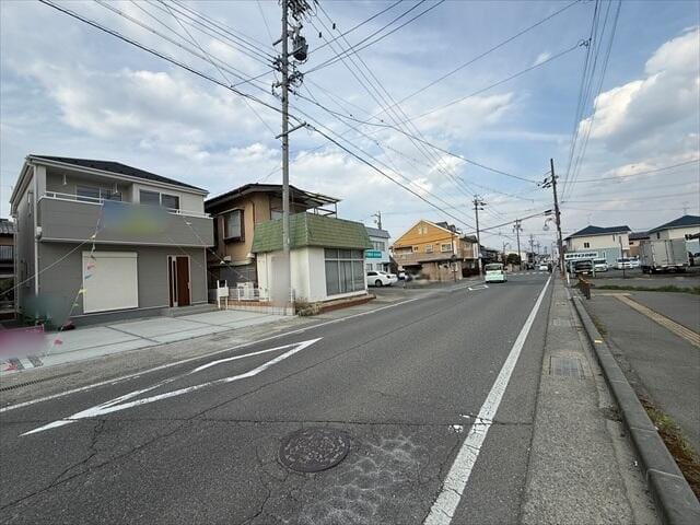 前面道路の幅員は6mございます。