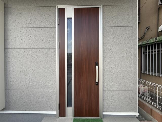 玄関扉も外壁に合ったオシャレなデザインですね。