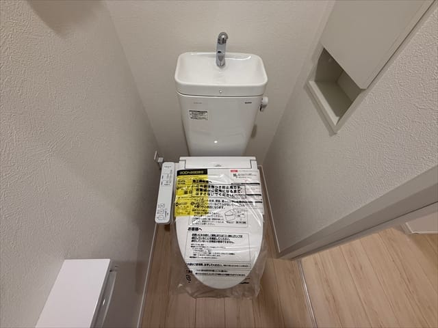 トイレは玄関の近くにございます。緊急事態で帰還した際も安心ですね。