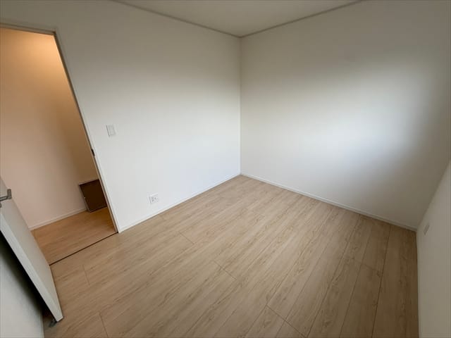 北側のお部屋は5.2帖の洋室です。