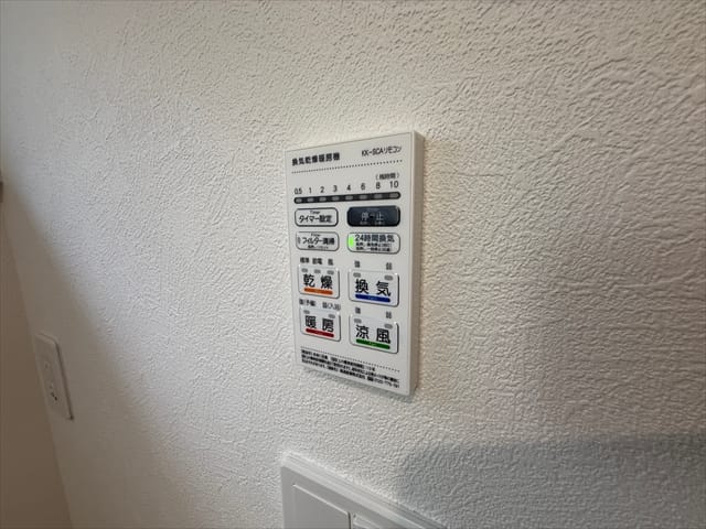 浴室暖房乾燥機もございます。冬の厚手のパーカーも乾かせますね。
