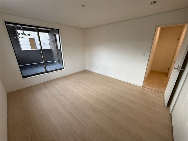 南側のお部屋は9帖の洋室です。