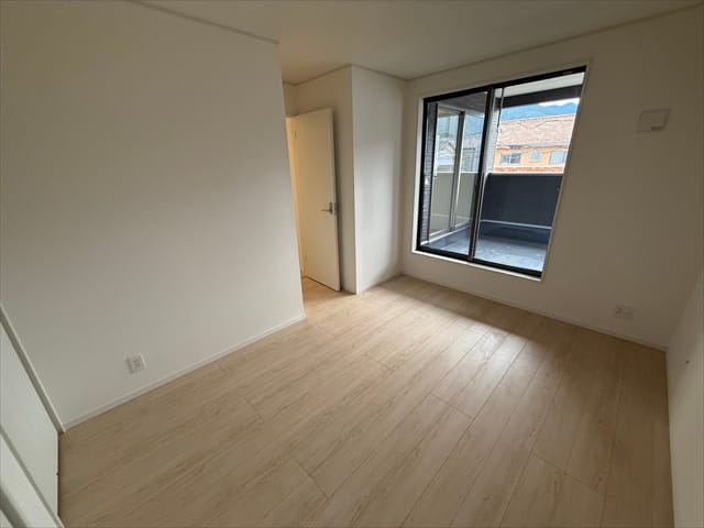 2階で一番西側のお部屋は6.5帖の洋室です。