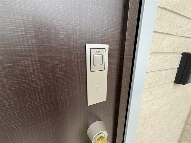 玄関ドアはカードキーのタッチで施錠・開錠が可能です。いつからそんな時代に!?