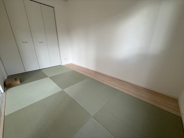 リビングに隣接する形で5帖の和室がございます。