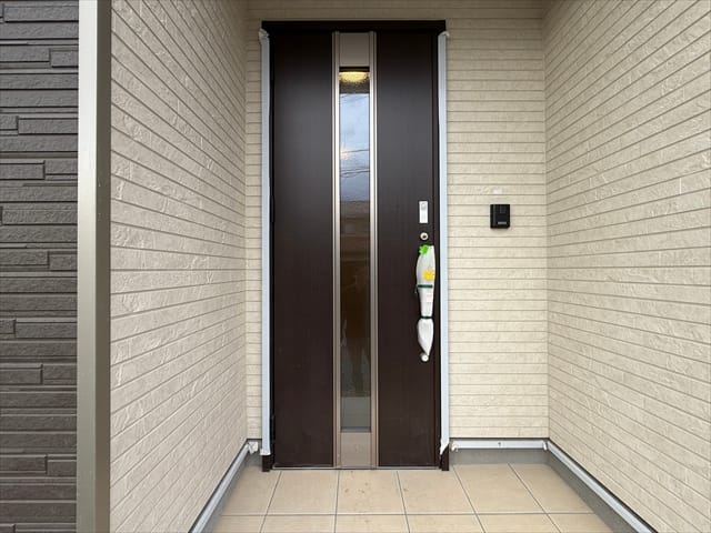 外壁にマッチしたオシャレな玄関扉ですね。