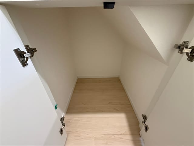 階段下には収納スペースがございます。普段使わない物をまとめて収納出来ますね。