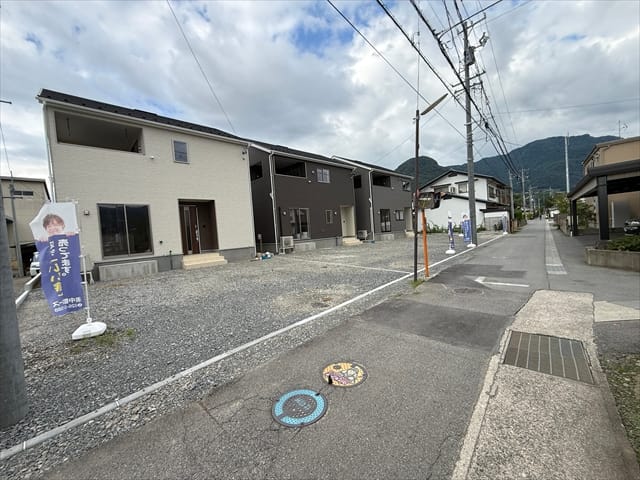 前面道路の幅員は4mございます。