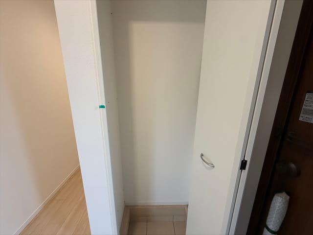 まだ棚がついていませんがシューズボックスもございます。