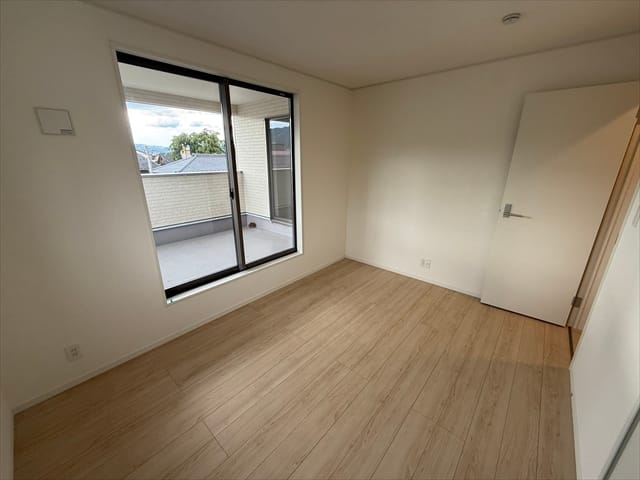 こちらのお部屋からもバルコニーに出られます。