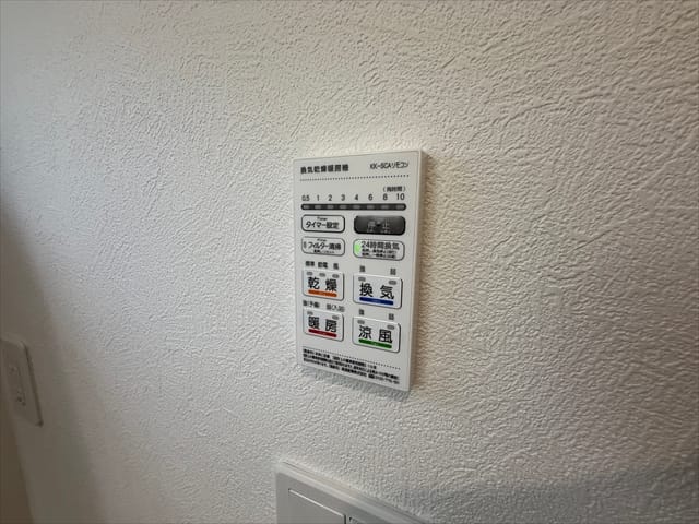 浴室暖房乾燥機もございます。冬の厚手のパーカーも乾かせますね。