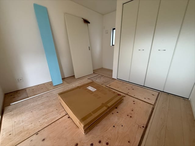 作業中ですが6帖の和室もございます。これから畳が敷かれます。