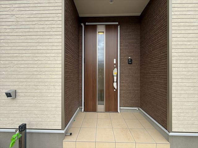 外壁にマッチした素敵なデザインの玄関ドアですね。