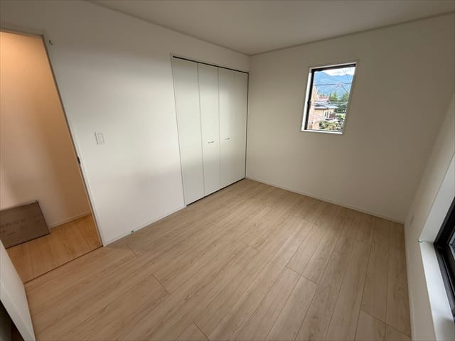 南側のお部屋は6帖の洋室です。