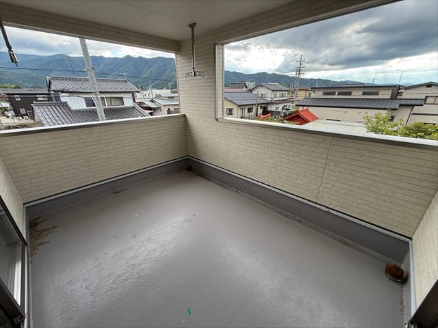 大きなバルコニーもございます。