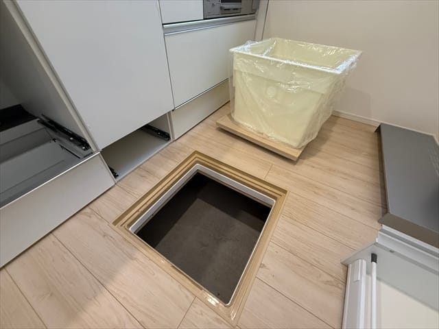 現在作業中ですが床下収納スペースもございます。