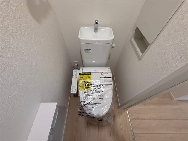 トイレは玄関の近くにございます。緊急事態で帰還した際も安心ですね。