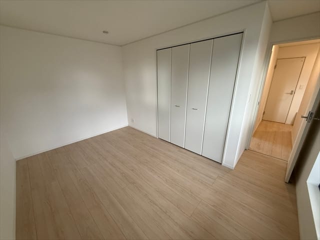 2階で一番西側のお部屋は7.2帖の洋室です。