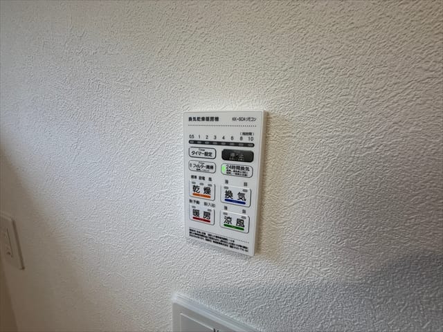 浴室暖房乾燥機もございます。冬の厚手のパーカーも乾かせますね。