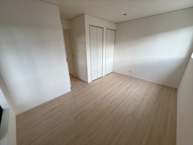 南東のお部屋は7.2帖の洋室です。